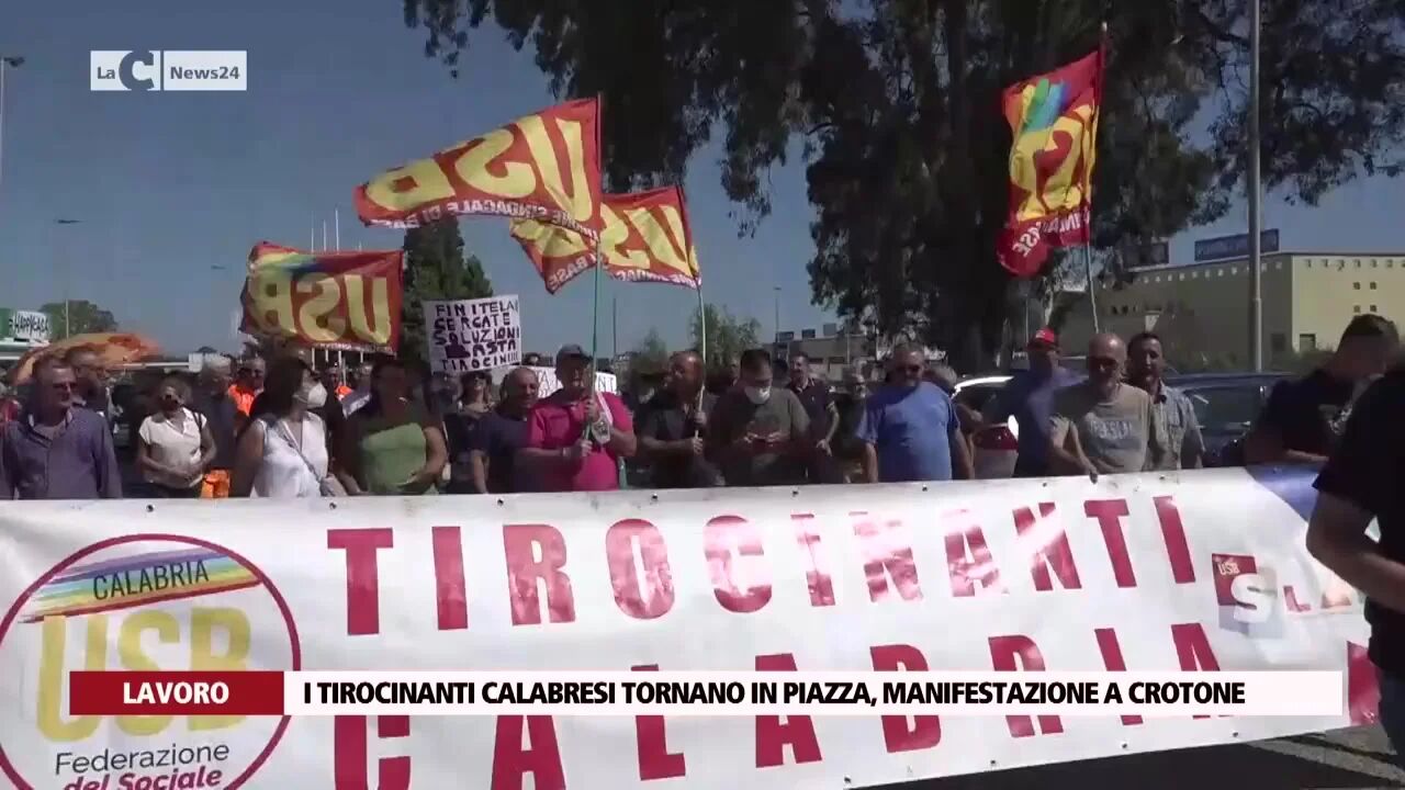 I tirocinanti calabresi tornano in piazza, manifestazione a Crotone