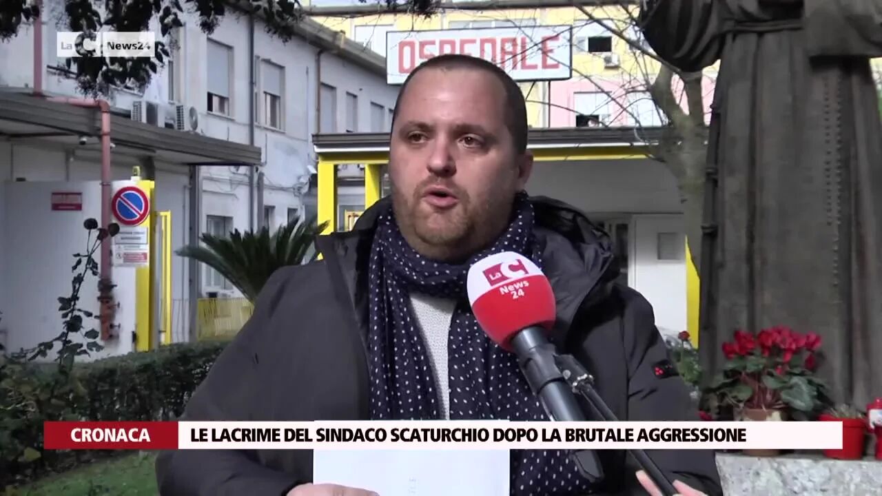 Le lacrime del sindaco Scaturchio dopo la brutale aggressione