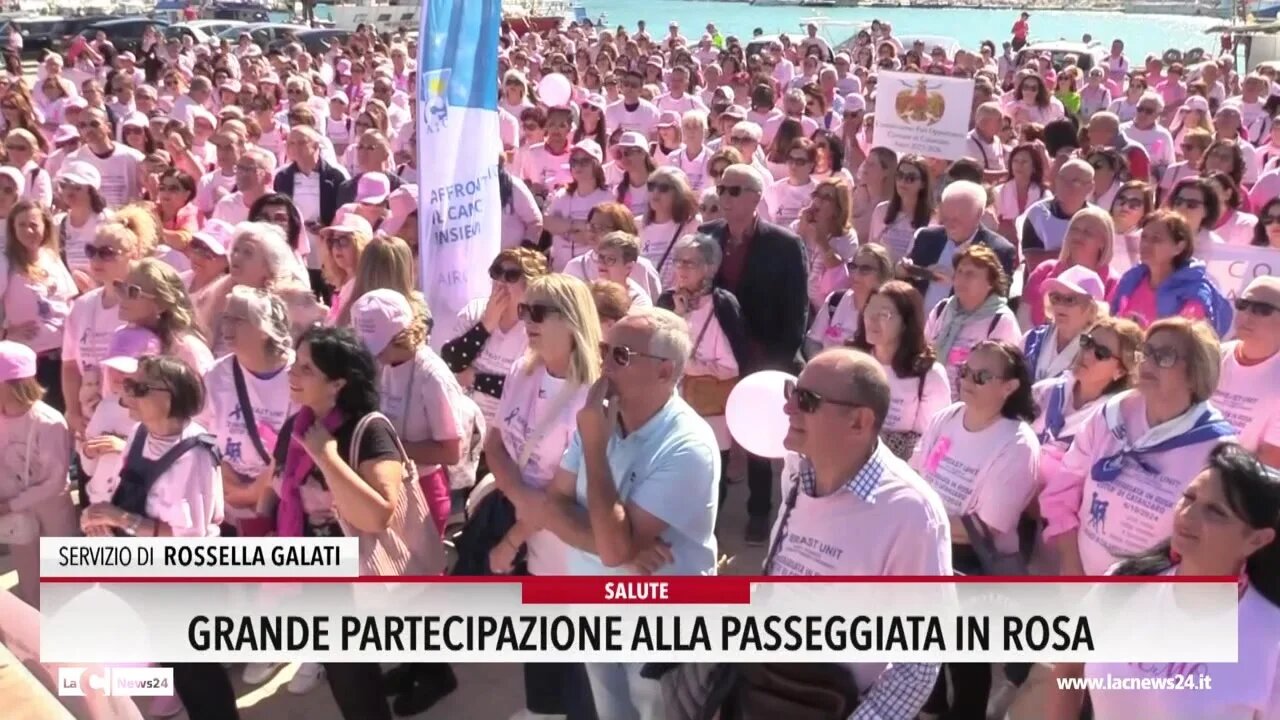 Un “fiume” rosa sul lungomare di Catanzaro per la passeggiata contro il tumore al seno: «Con la prevenzione si può sconfiggere»