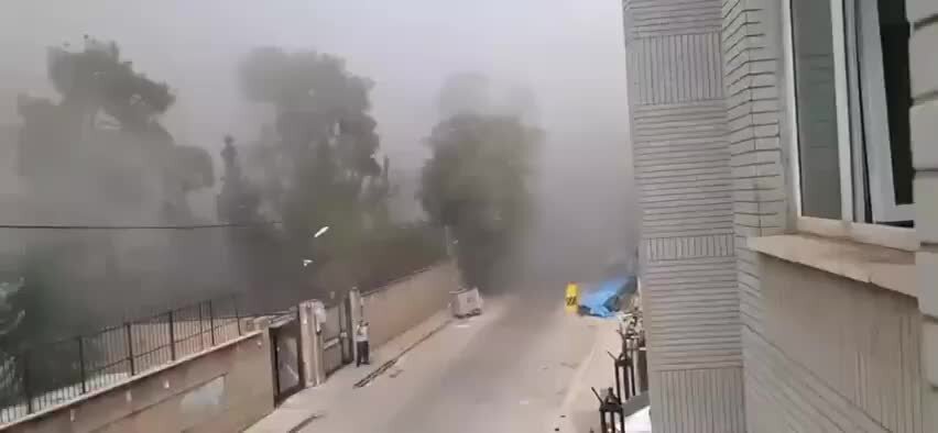 Israele colpisce il cuore di Teheran: raid sulla tv di Stato e nuove evacuazioni. L’Iran minaccia «risposte più dure» | VIDEO