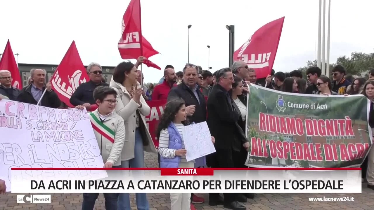 Ospedale di Acri, la protesta si sposta alla Cittadella: cittadini e sindaco sfilano davanti alla sede della Regione