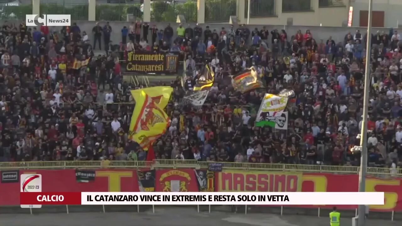 Il Catanzaro vince in extremis e resta solo in vetta