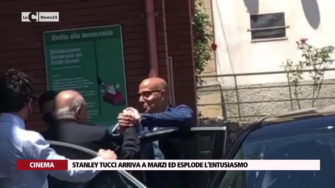 Stanley Tucci arriva a Marzi ed esplode l’entusiasmo