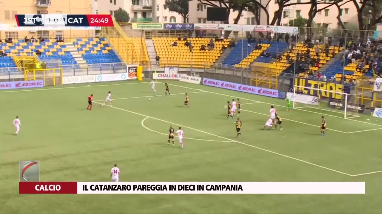 Il Catanzaro pareggia in dieci in Campania