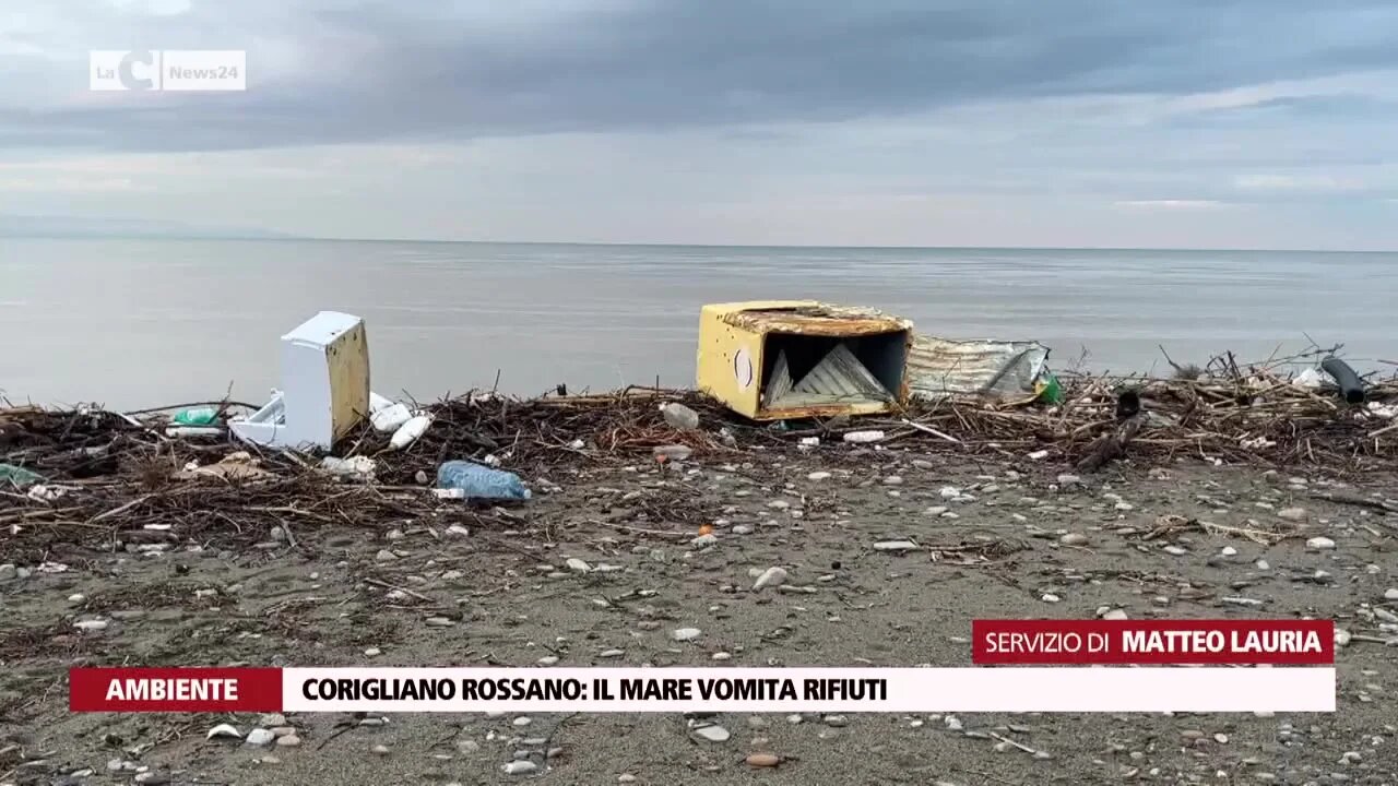 Cumuli di rifiuti dopo la mareggiata dei giorni scorsi, il litorale di Corigliano Rossano come una discarica