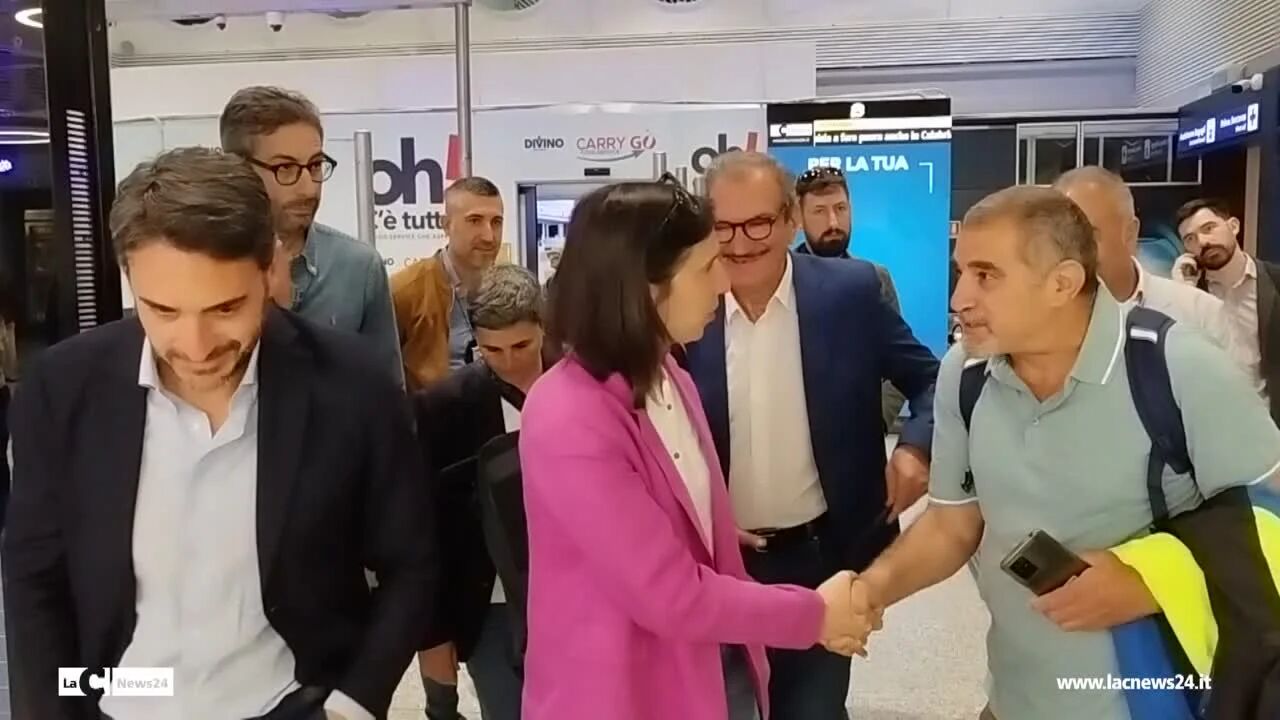 Schlein in Calabria, l'arrivo all'aeroporto di Lamezia Terme