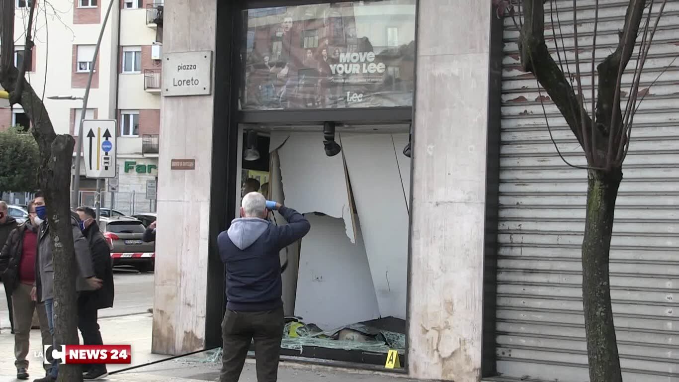 Cosenza, svaligiata un'armeria con la tecnica della spaccata