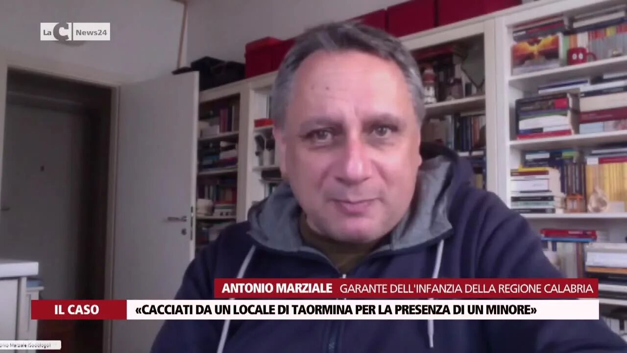 «Cacciati da un locale di Taormina per la presenza di un minore»