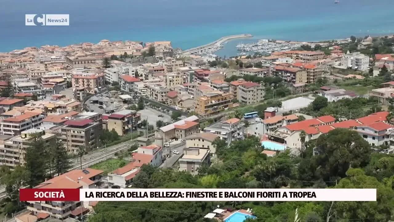 La ricerca della bellezza: finestre e balconi fioriti a Tropea