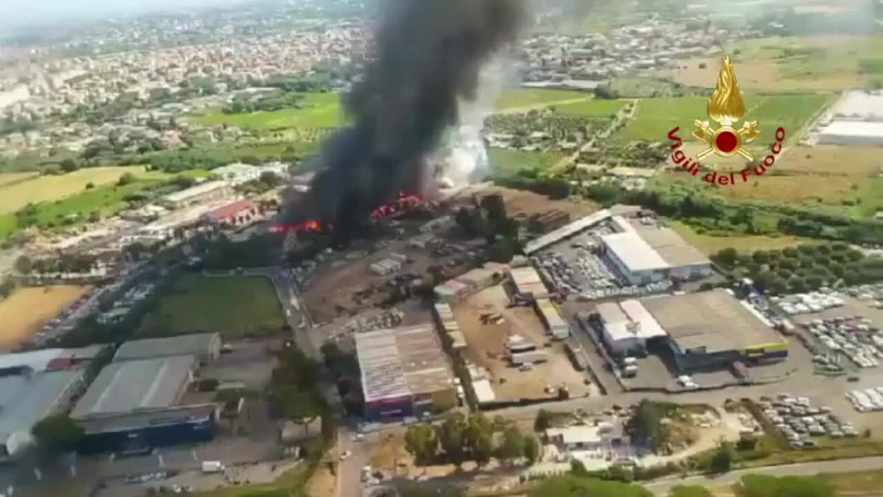 In fiamme un deposito di rifiuti a Ciampino le immagini dell'incendio dall'elicottero