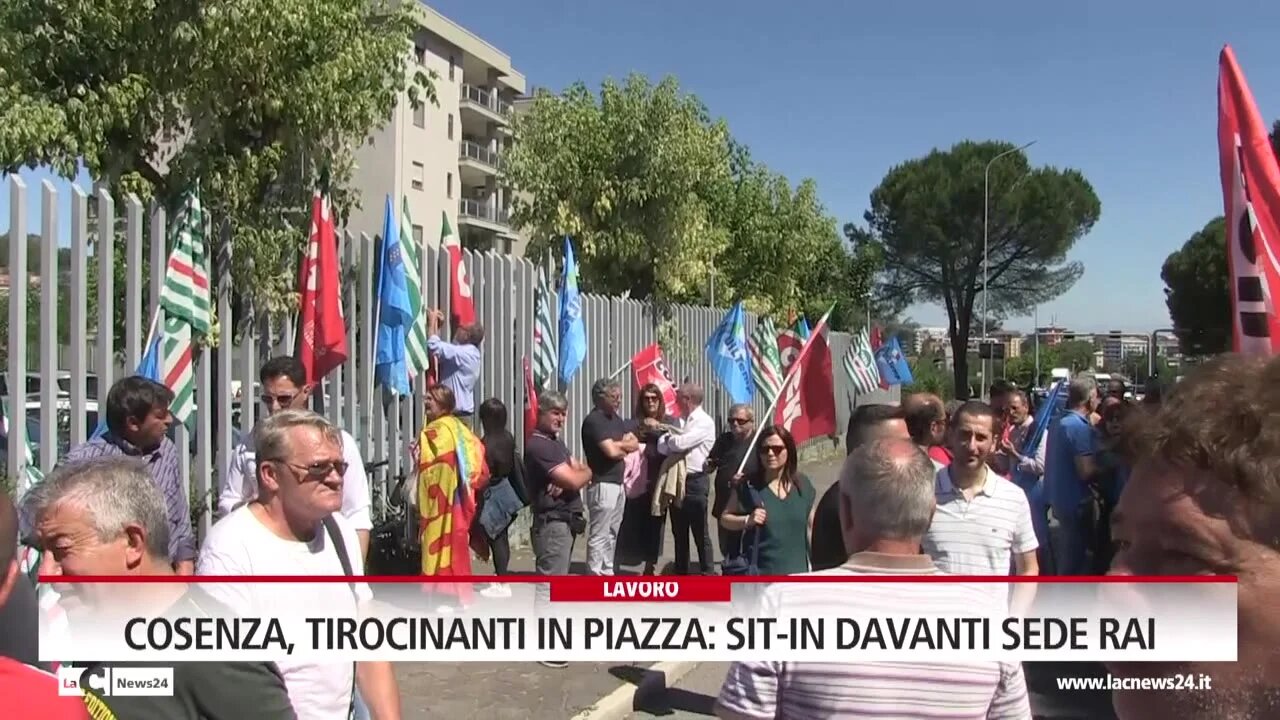 Cosenza, tirocinanti in piazza, sit-in davanti sede Rai