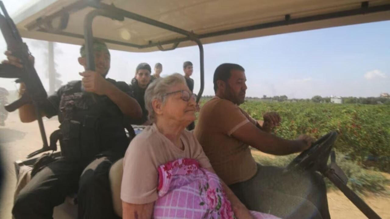 Nonna coraggio, 85enne israeliana catturata da Hamas affronta i rapitori a testa alta 