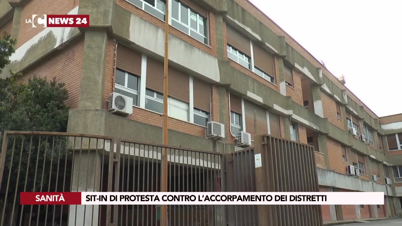 Sit-in di protesta contro l’accorpamento dei distretti