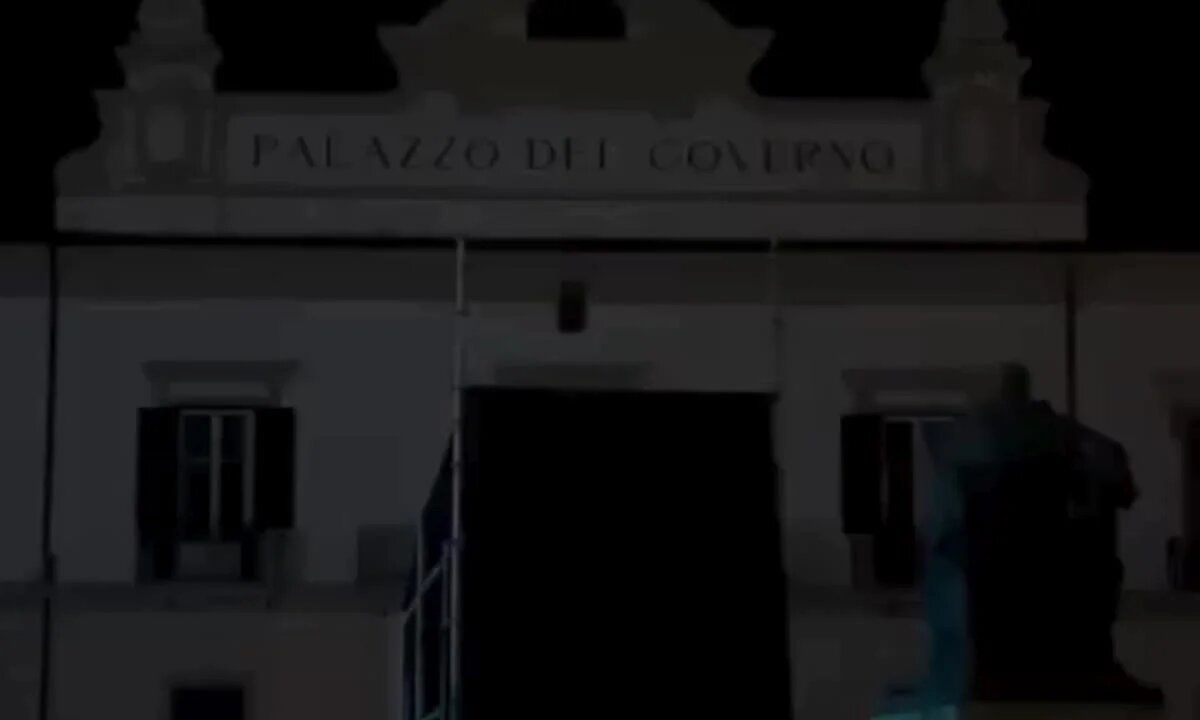 La scritta anti Meloni durante Invasioni (2)