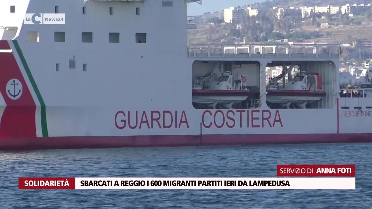 Sbarcati a Reggio i 600 migranti partiti ieri da Lampedusa
