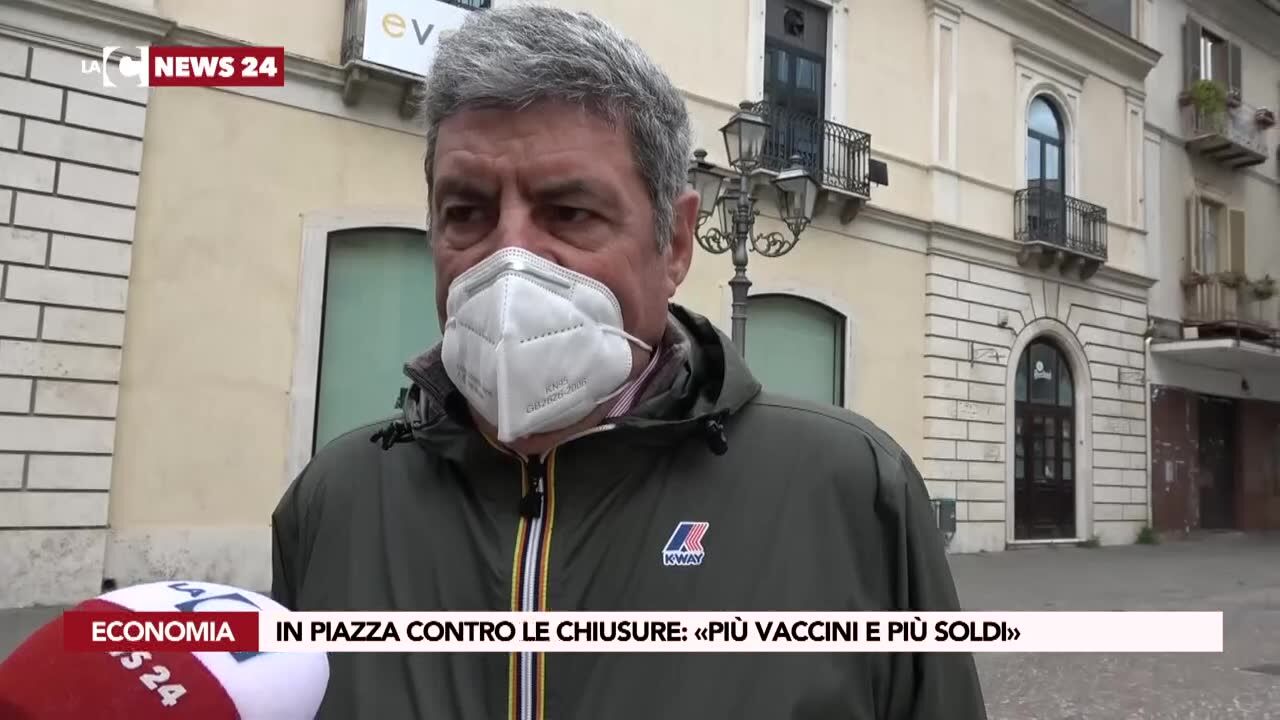 In piazza contro le chiusure: «Più vaccini e più soldi»