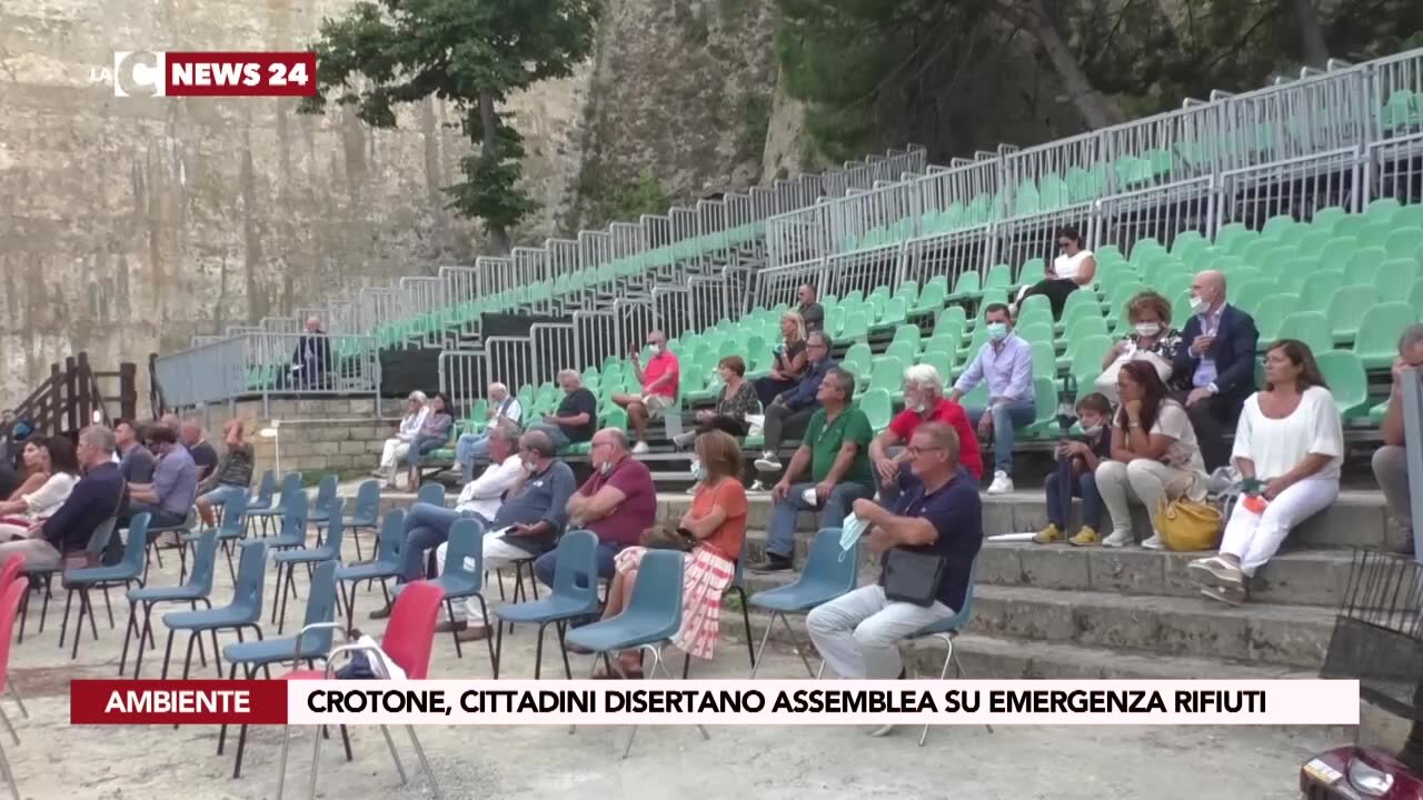 Crotone, i cittadini disertano l’assembla sui rifiuti. Il sindaco: «Occasione mancata»