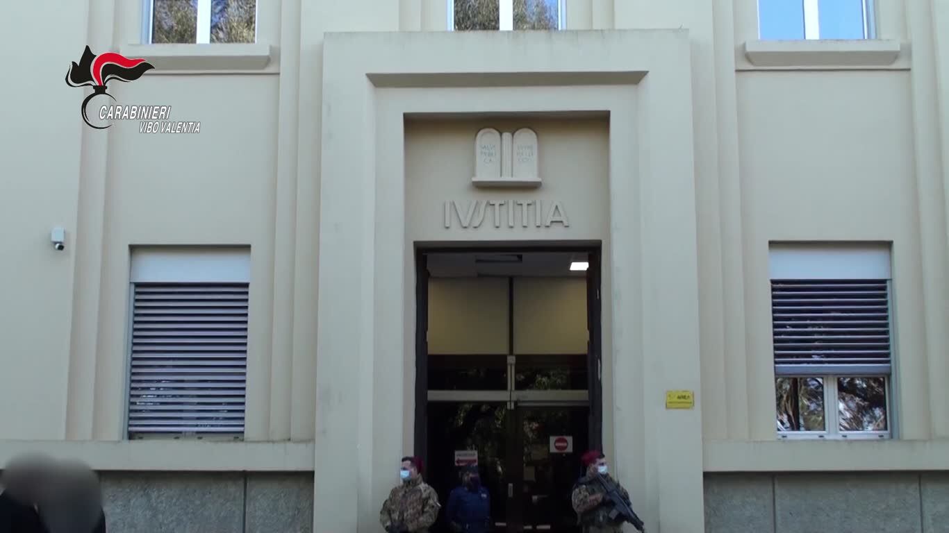 Il sequestro della documentazione presente nel "diplomificio" di Stefanaconi