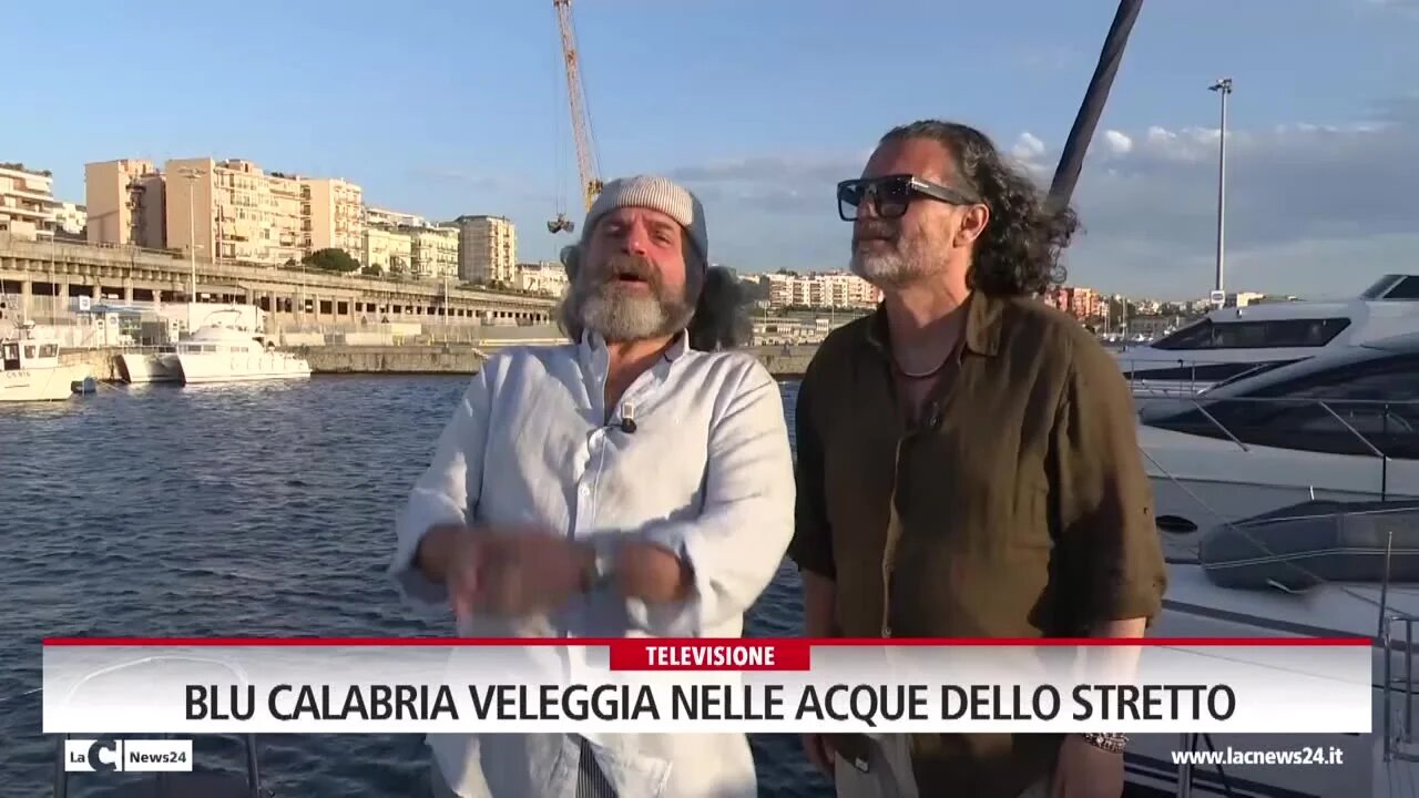 Blu Calabria veleggia nelle acque dello stretto