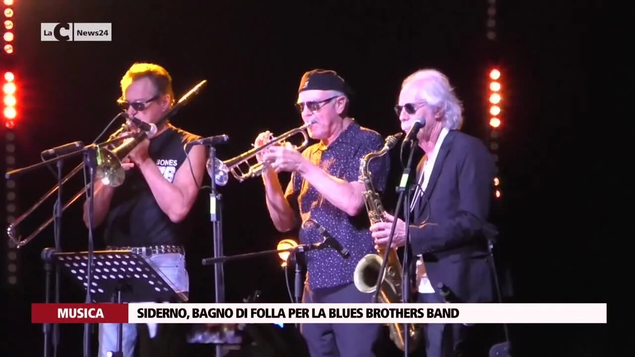 La storica Blues Brothers Band infiamma Siderno: bagno di folla sul lungomare