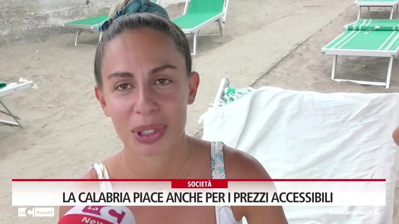 La Calabria piace anche per i prezzi ancora accessibili, i turisti in spiaggia: «Un mix di belle coste e buon cibo»