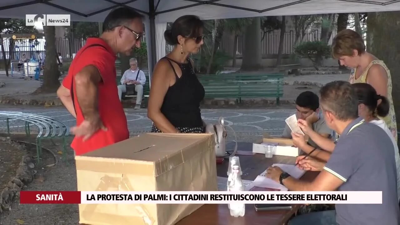 La protesta di Palmi: i cittadini restituiscono le tessere elettorali