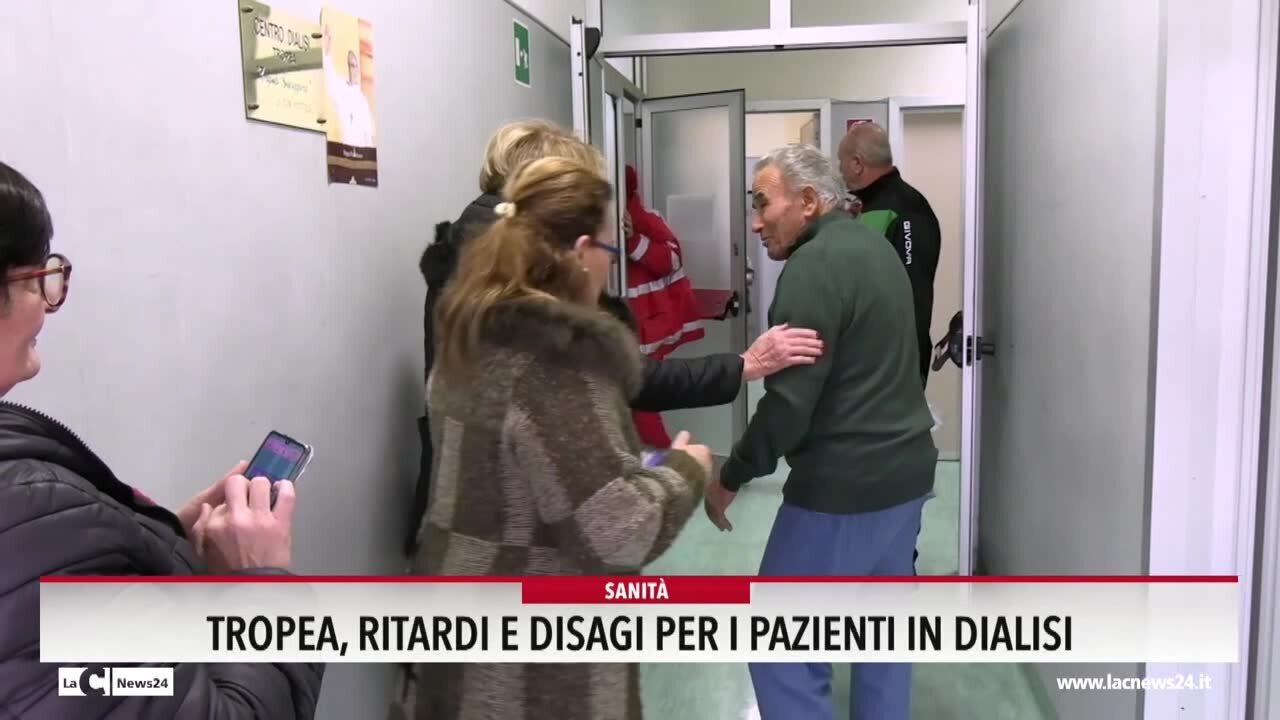 La protesta prima della dialisi, a Tropea malati esasperati dalla carenza di personale: «Entriamo distrutti, usciamo peggio» - VIDEO