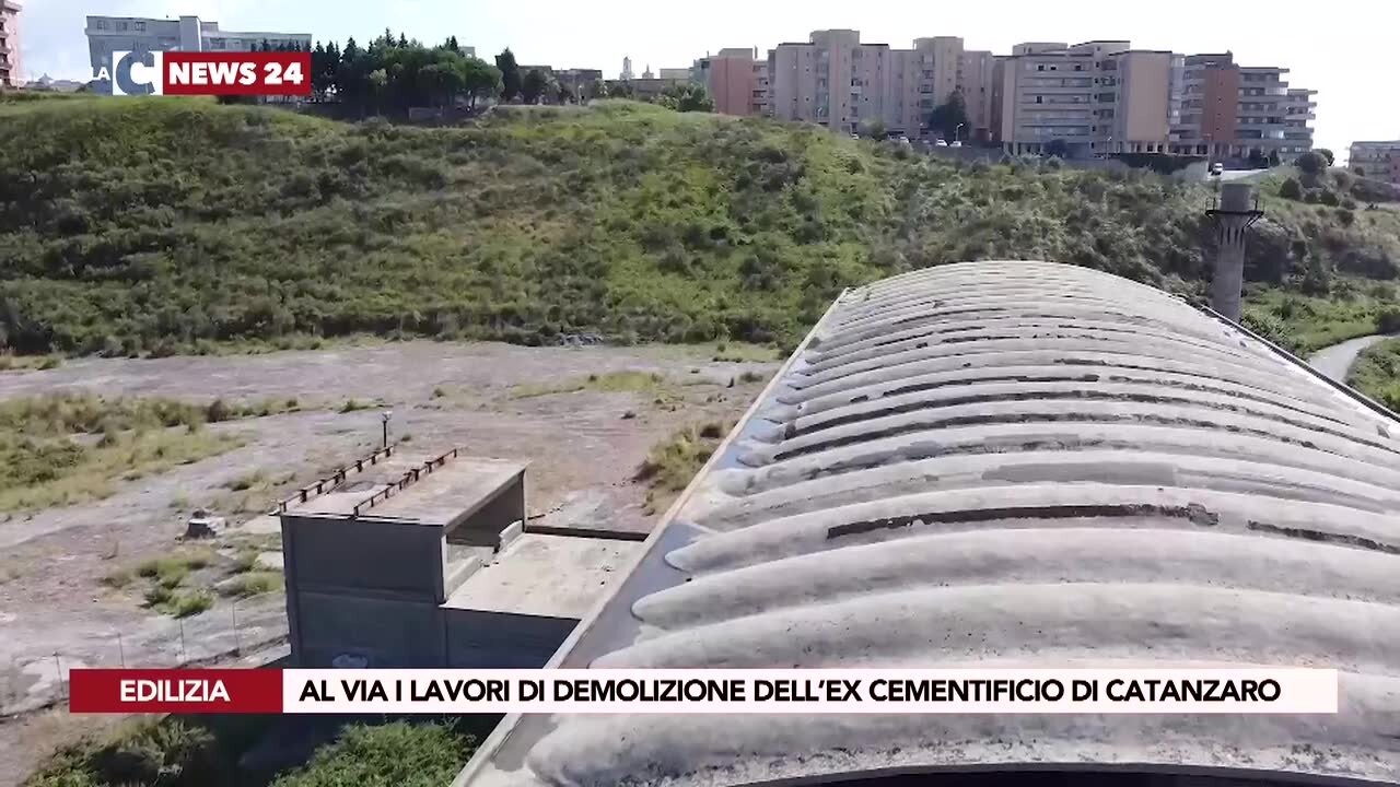 Al via i lavori di demolizione dell’ex cementificio di Catanzaro