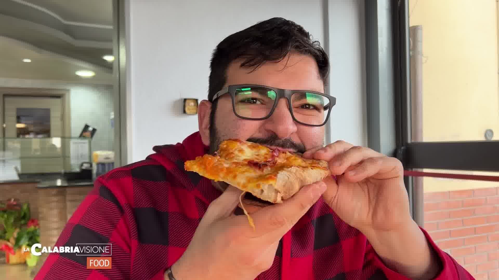 Il rumore del gusto: a Rosarno la pizza in teglia di Angelo Astorino