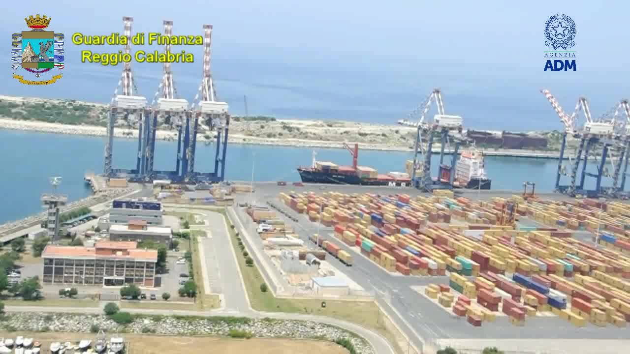 Oltre una tonnellata di cocaina tra le banane al porto di Gioia Tauro