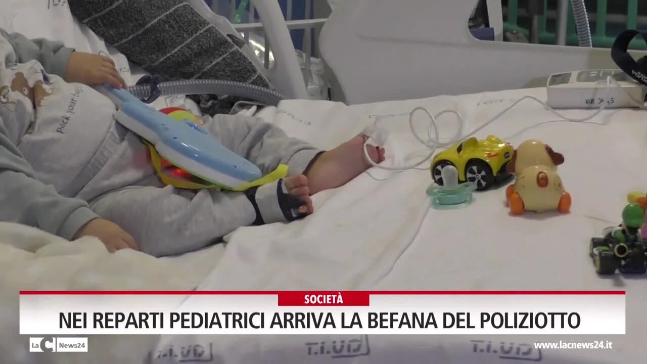 Nei reparti pediatrici arriva la befana del poliziotto