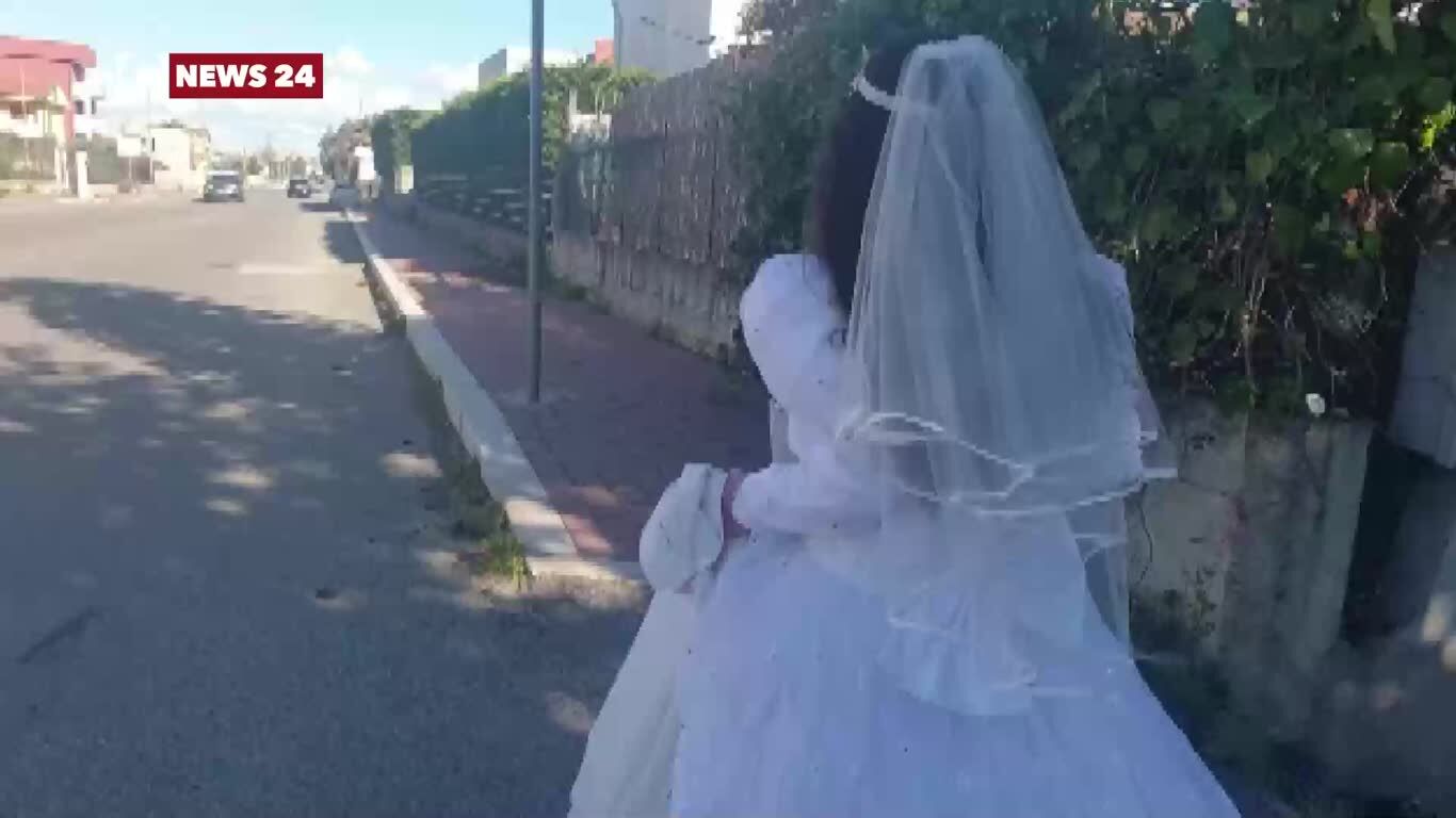 Gira per Crotone vestita da sposa: la protesta dell'artista Sestito