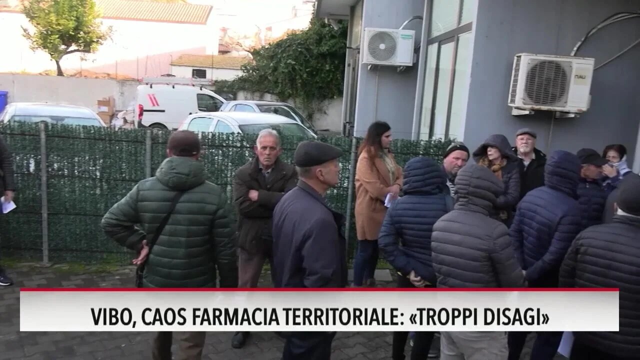 La farmacia territoriale di Vibo è un girone dantesco: caos, attese interminabili e poi niente medicine. Viaggio tra i dannati in fila - VIDEO