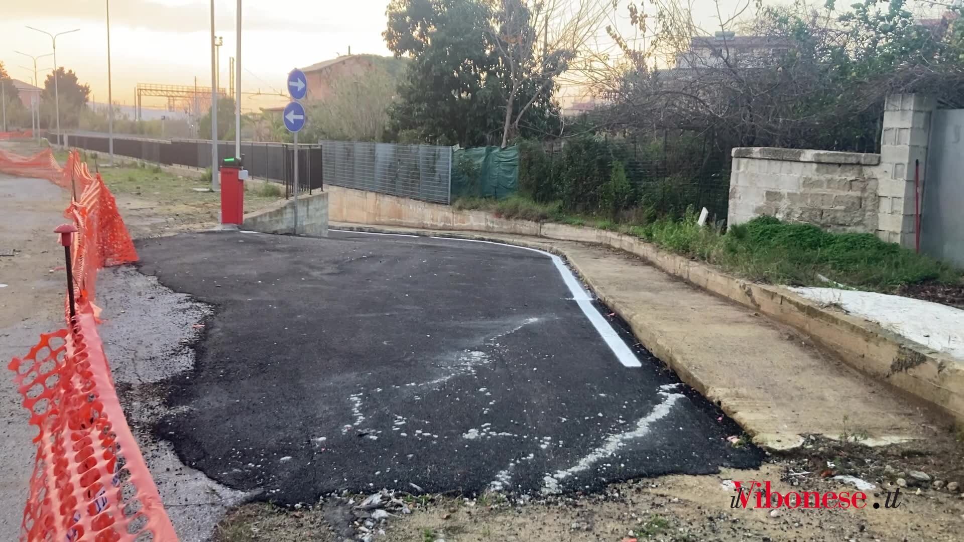 Dopo 13 anni il sottopasso di Vibo Marina è finito ma ancora chiuso: «Mancano delle carte». E la strada per raggiungerlo è disastrata - VIDEO