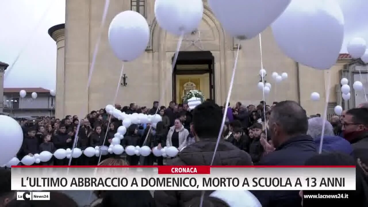 L’ultimo abbraccio a Domenico, morto a scuola a 13 anni