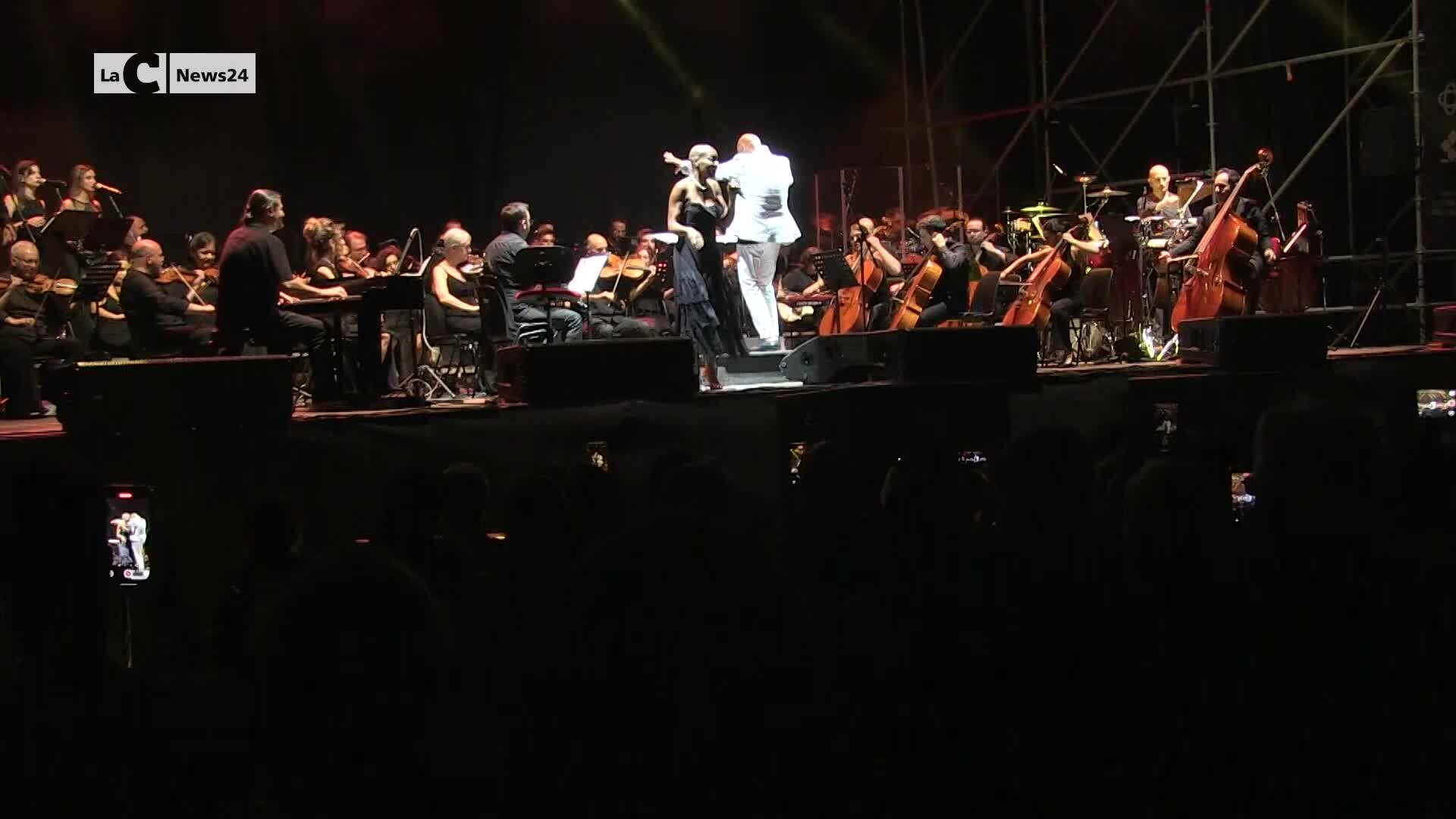 Amii Stewart incanta Cosenza con l’Orchestra Sinfonica Brutia: eleganza, talento e ricordi senza tempo | VIDEO