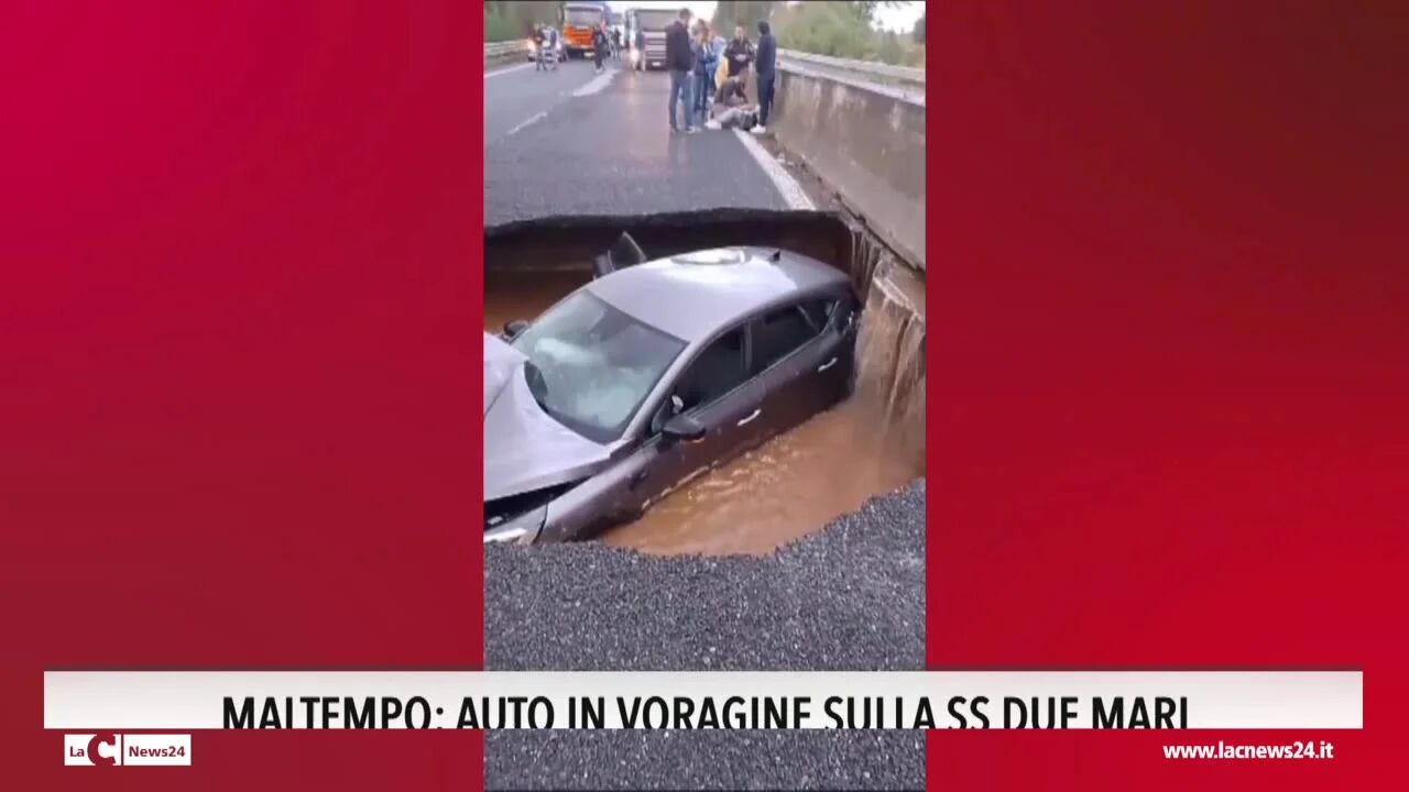 Maltempo, auto precipita in una voragine sulla Ss280