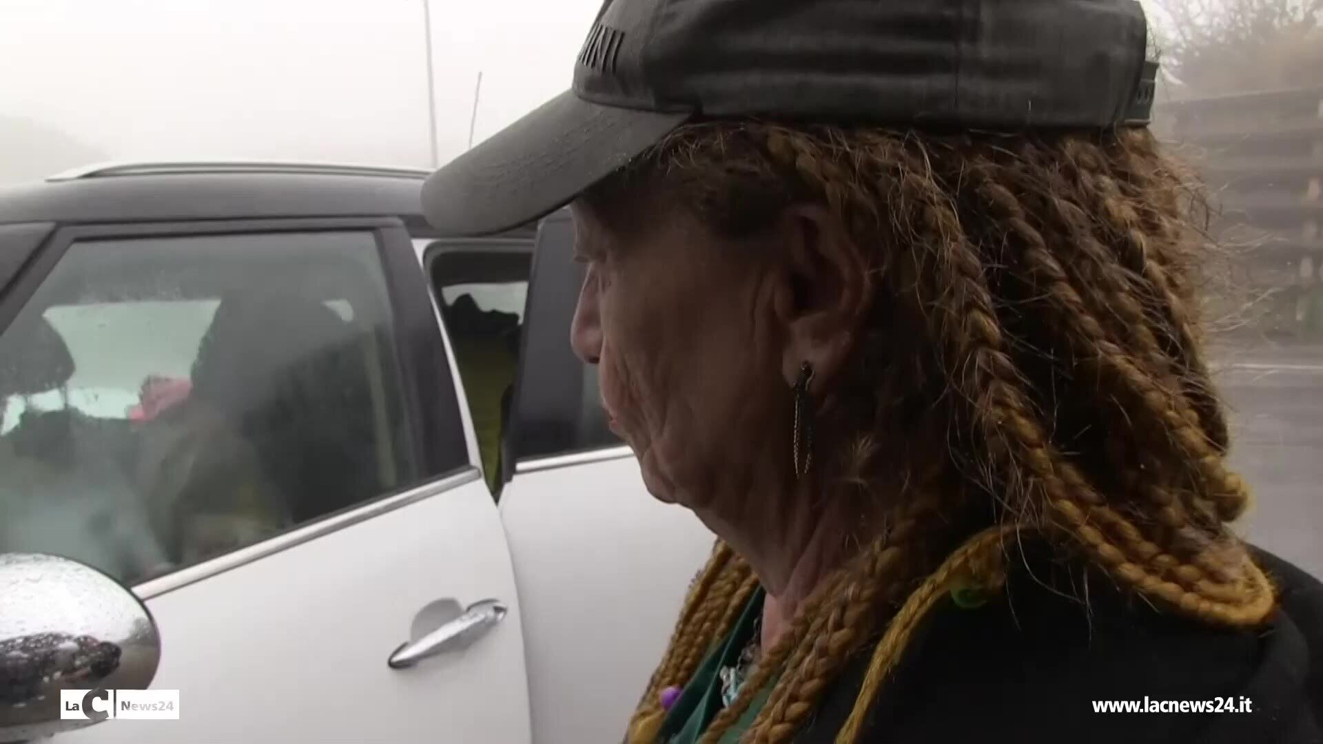 La storia di Dorotea che vive in auto per scelta