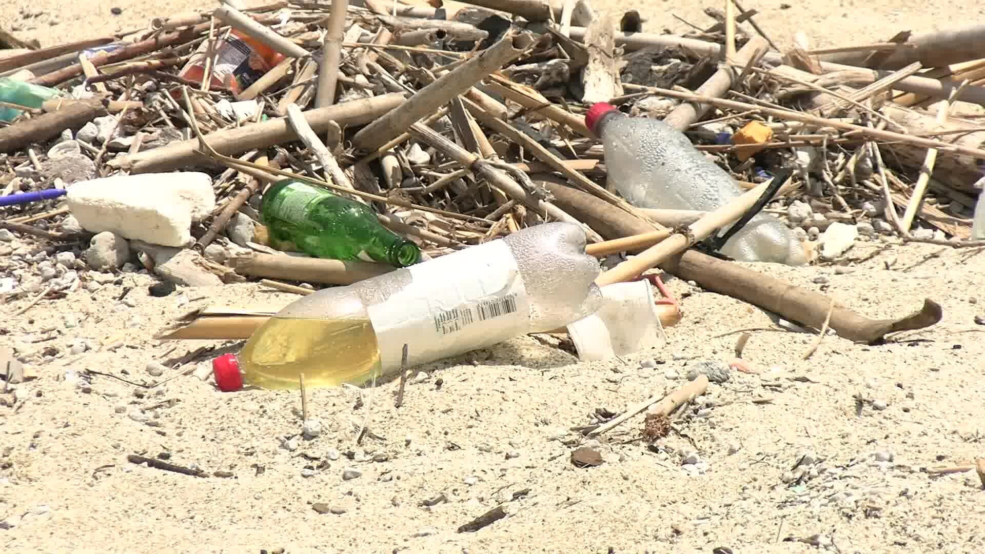 Stessa spiaggia, stesso schifo: a Pizzo arenili e mare invasi dai rifiuti. E i turisti scappano: «Impossibile fare il bagno» - VIDEO