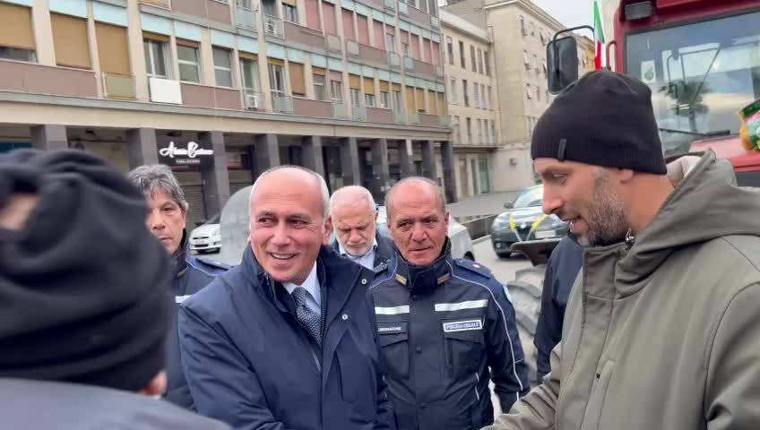 I trattori presidiano Palazzo dei Bruzi. Il sindaco agli agricoltori: «Siete una risorsa preziosa» | VIDEO