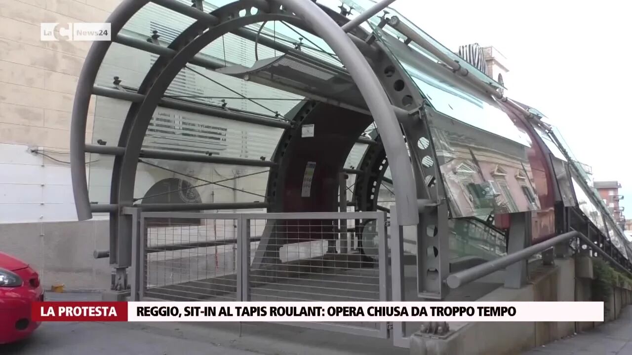 Reggio, sit-in al tapis roulant: opera chiusa da troppo tempo