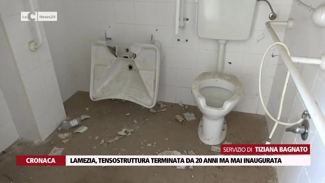Lamezia, tensostruttura terminata da 20 anni ma mai inaugurata