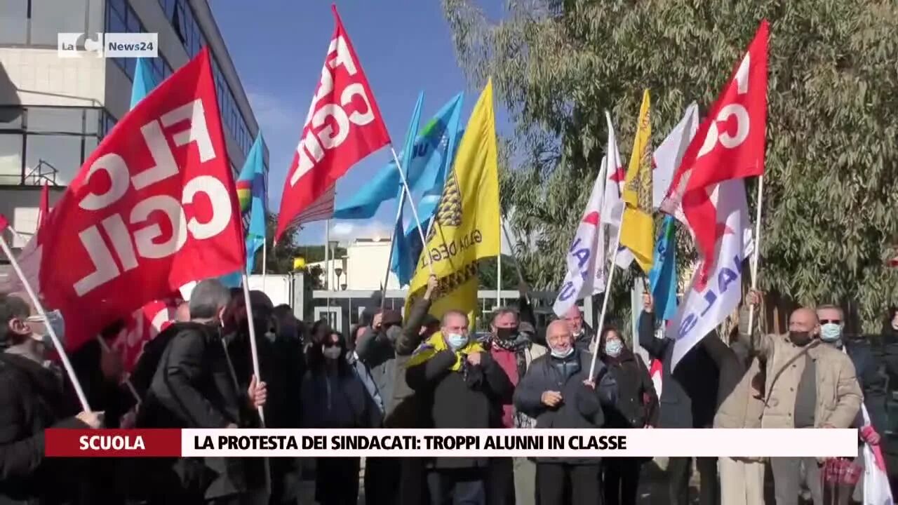 La protesta dei sindacati: troppi alunni in classe