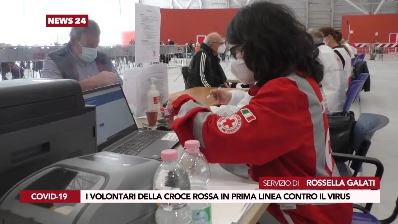 I volontari della croce rossa in prima linea contro il virus