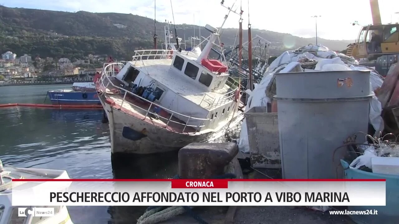 Peschereccio affondato nel porto a Vibo Marina