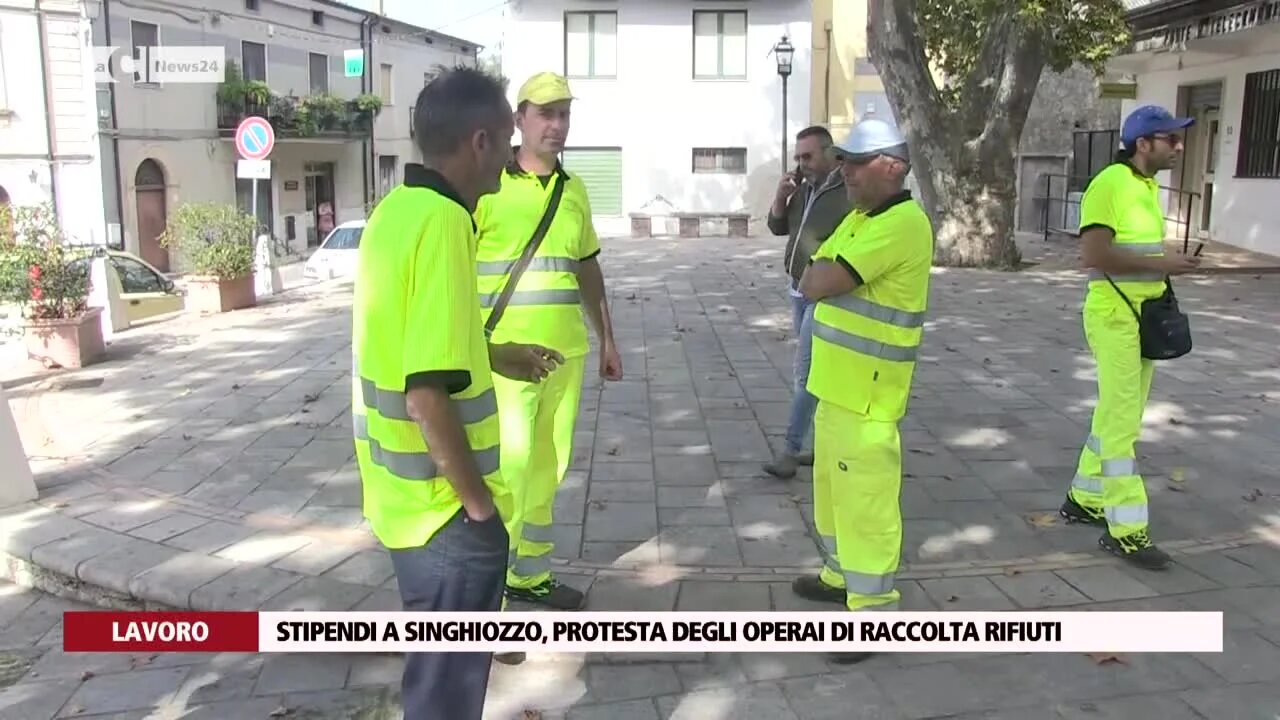 Stipendi a singhiozzo, protesta degli operai di raccolta rifiuti