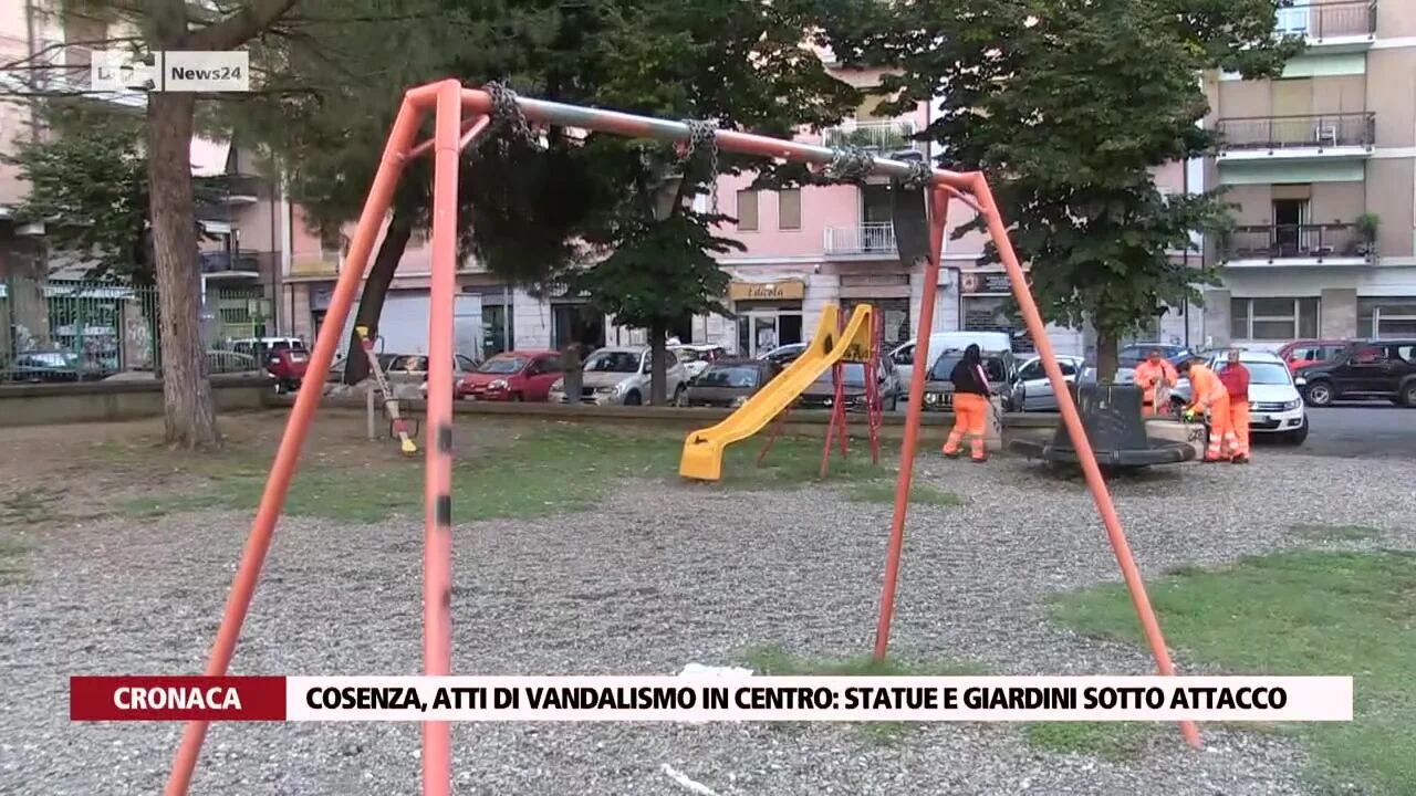 Cosenza, atti di vandalismo in centro: statue e giardini sotto attacco