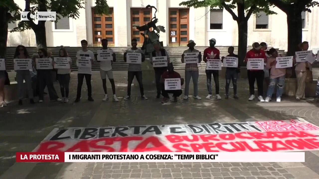 I migranti protestano a Cosenza: "tempi biblici"