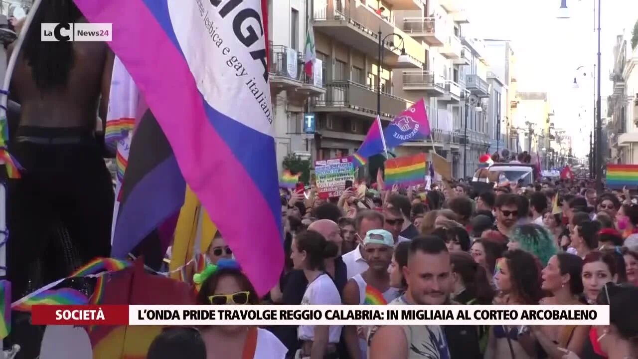 L’onda Pride travolge Reggio Calabria: in migliaia al corteo arcobaleno