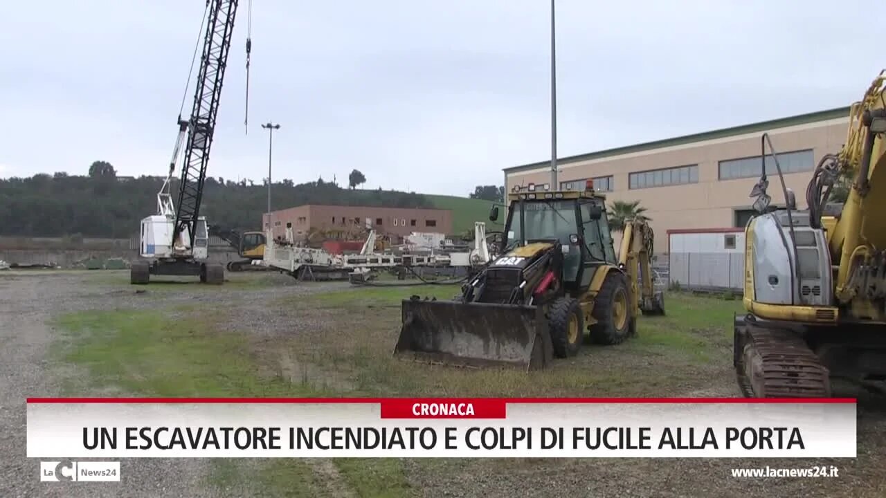 Un escavatore incendiato e colpi di fucile alla porta